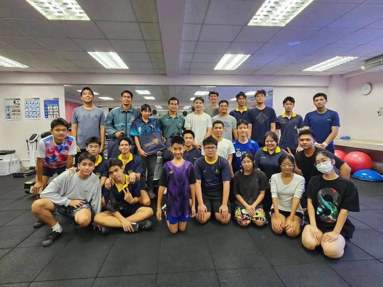 นักเรียนชมรมฟิตเนส ร.ร.สาธิต มหาวิทยาลัยรามคำแหง ฝ่ายมัธยม  มาศึกษาดูงาน ณ ห้องสร้างเสริมสมรรถภาพทางกาย